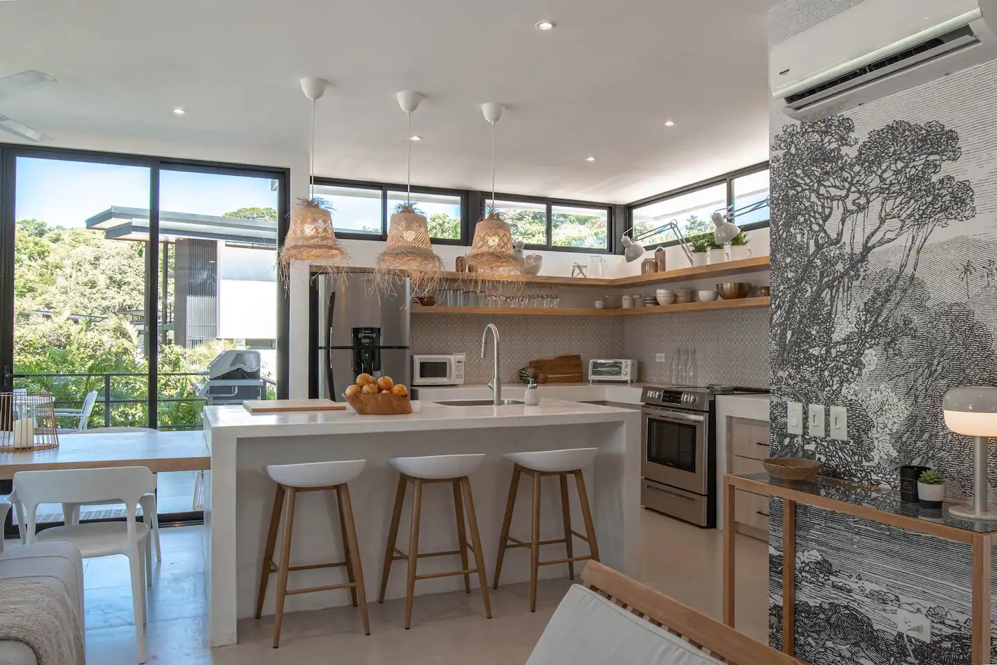 Cocina con isla y repisas a medida diseñadas por CJarq
